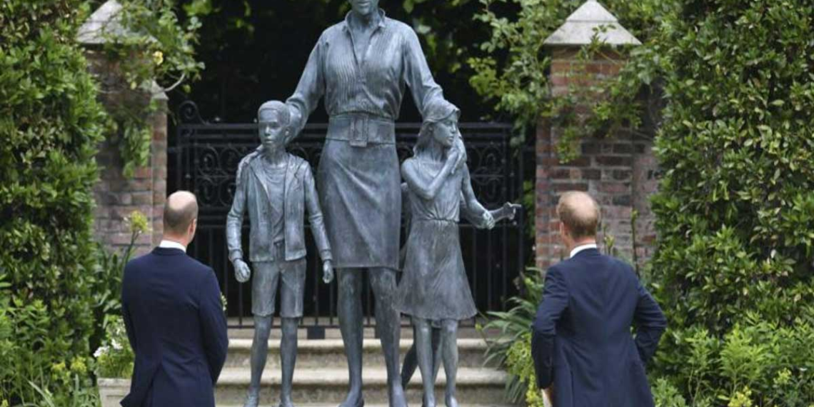 Guillermo y Harry develan estatua de la princesa Diana