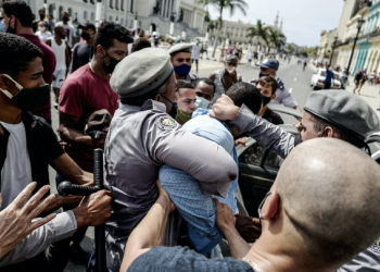 Protestas por crisis económica en Cuba desatan violencia policial en las calles