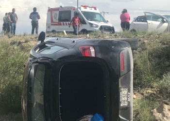 Por evitar accidente  termina volcándose