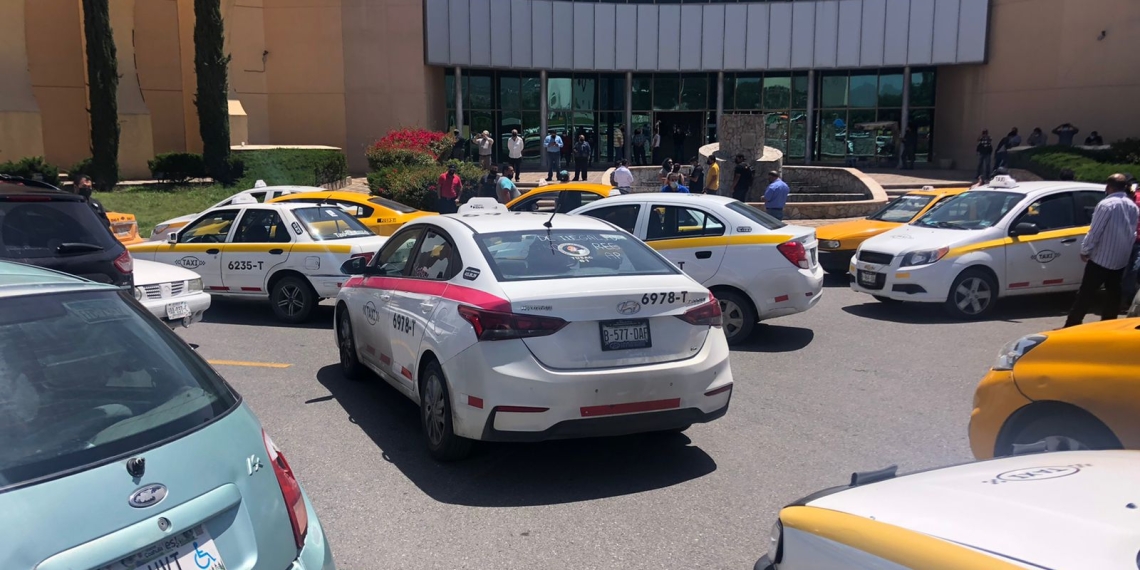 Denuncian taxistas injusticias
