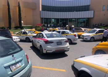 Denuncian taxistas injusticias