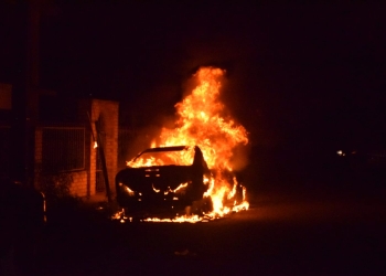 Se quema vehículo en la colonia Lázaro Cárdenas