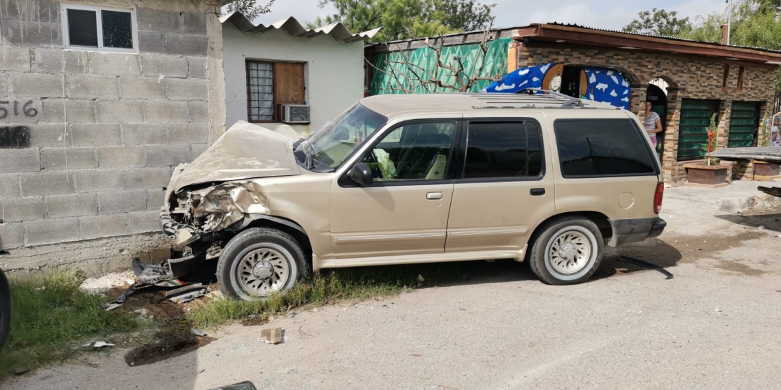 Se estrella contra dos casas y un carro estacionado