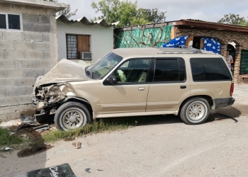 Se estrella contra dos casas y un carro estacionado