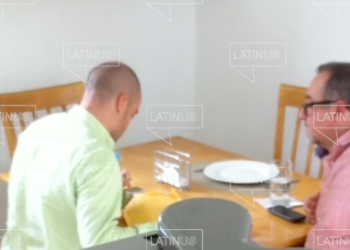 Exhiben a otro hermano de AMLO recibiendo dinero