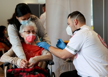 Mayores de 60 años recibirán una tercera dosis de la vacuna Pfizer en Israel