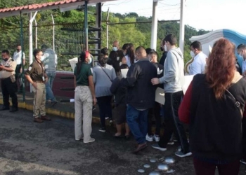 Guatemaltecos viajan a México para vacunarse contra covid