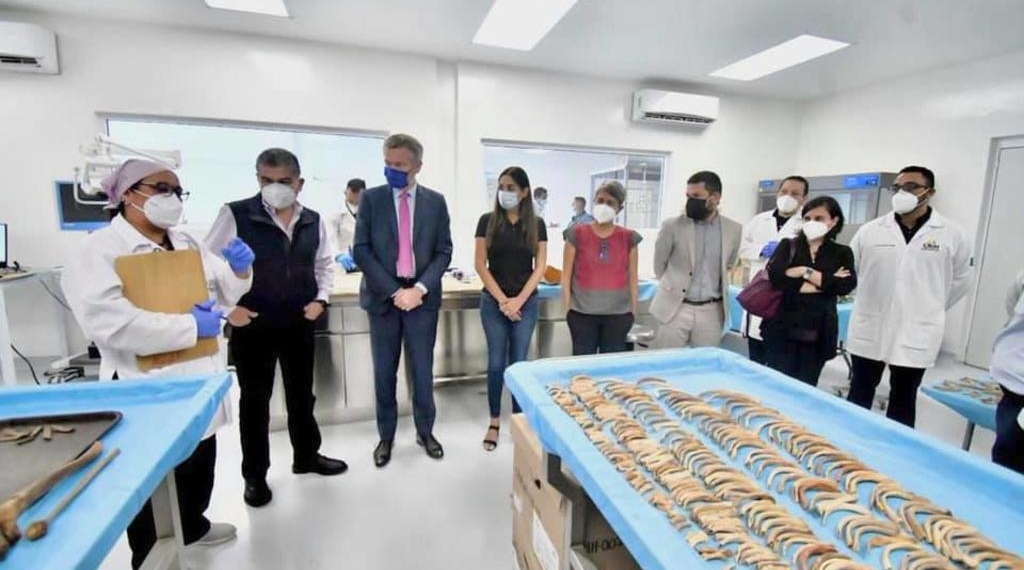Supervisan análisis post mortem de cuerpos recuperados en exhumaciones
