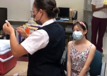 Niña de 13 años recibe vacuna Anticovid19