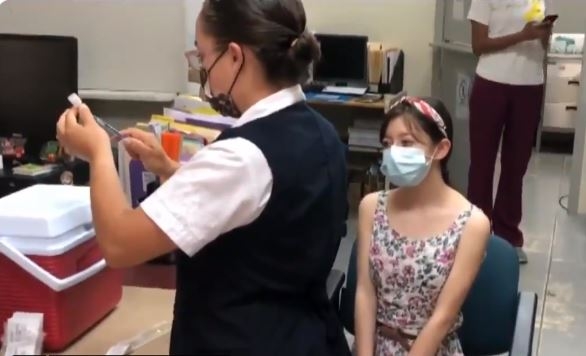 Niña de 13 años recibe vacuna Anticovid19