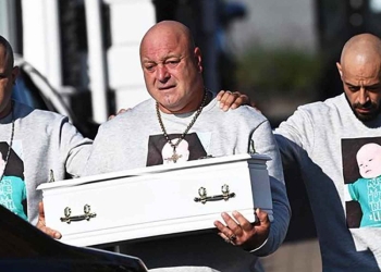 Papá cargando ataúd de hijo muerto conmueve en redes; mamá sería asesina