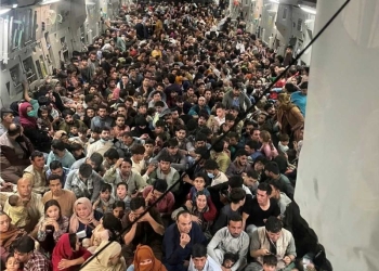 Más de 600 afganos apretujados huyen en avión de EU
