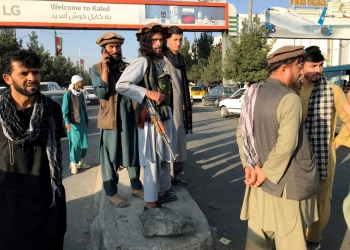 Talibanes disparan al aire para controlar a la multitud en el aeropuerto de Kabul
