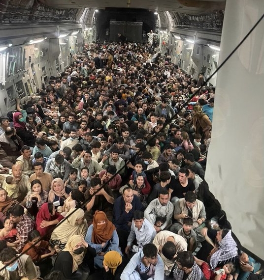 Estampidas en el aeropuerto; logran huir 640 agfanos