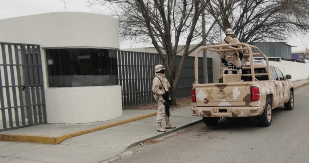 Trasladan a torreón a capitán de la SEDENA detenido con droga en Allende