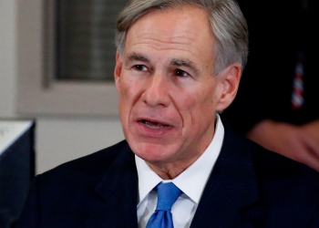Corte de Texas propina revés al gobernador Greg Abbott sobre el uso de cubrebocas