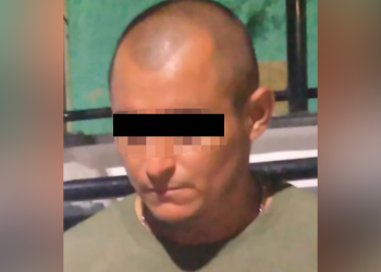 Abusa sexualmente de su hijastra