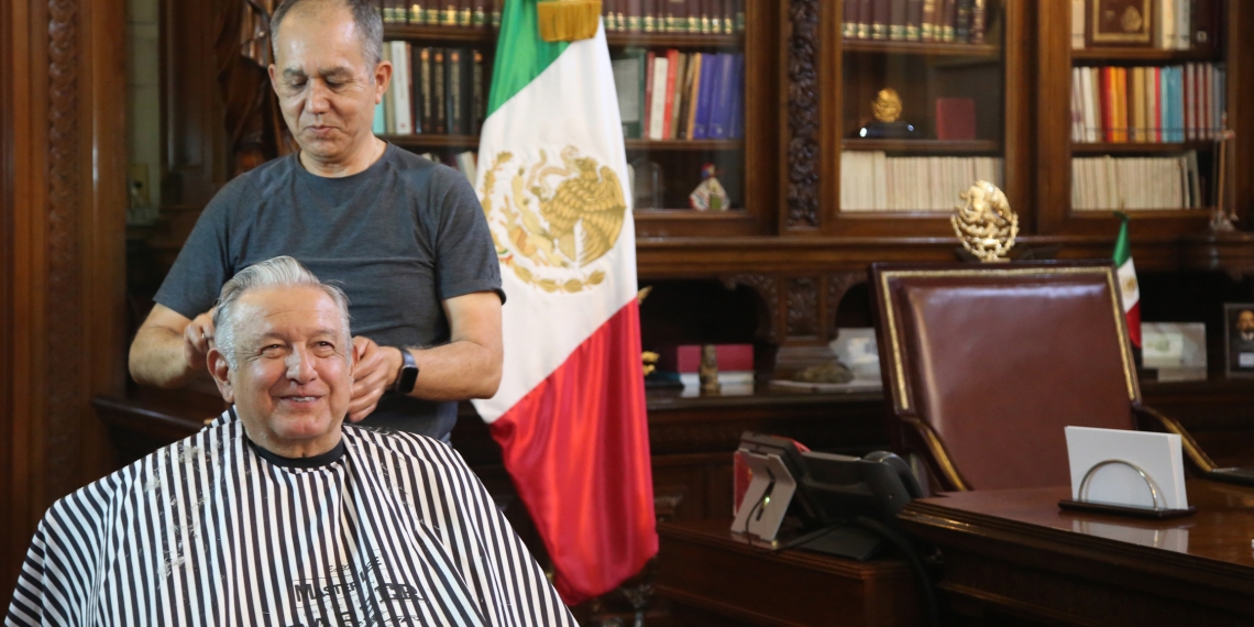 AMLO presenta al único hombre que le “toma el pelo”