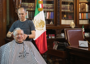 AMLO presenta al único hombre que le “toma el pelo”