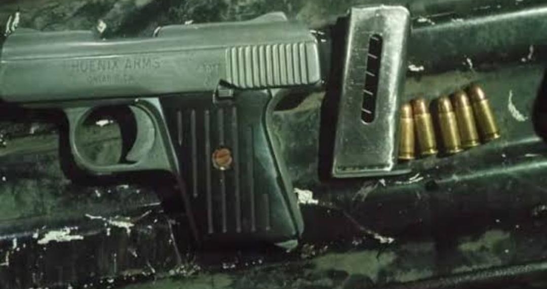 Busca policía a sujeto que olvidó arma de fuego en taxi