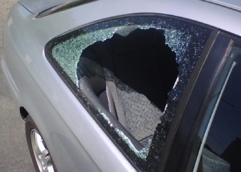 Cegada por los celos causa destrozos en vehículo particular