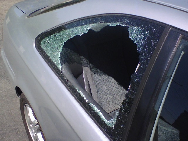 Cegada por los celos causa destrozos en vehículo particular
