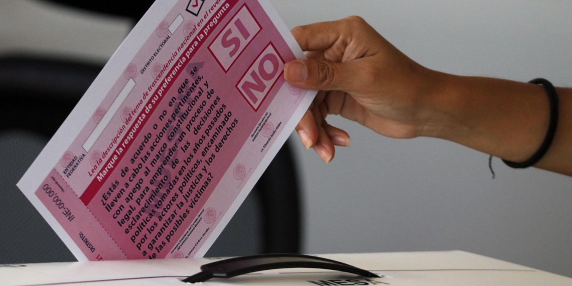 ¡Es hoy, es hoy! Llevan a cabo consulta popular de AMLO