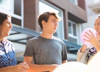 Inflar y reventar globos en clases presenciales, dinámica propuesta por la SEP causa indignación
