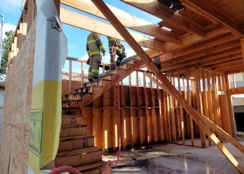 Se registra conato de incendio en construcción de madera