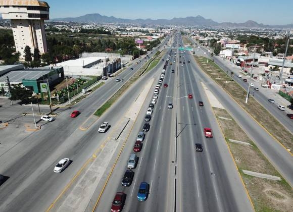 Kilométricas filas en tercer día de vacunación antiCOVID en Saltillo