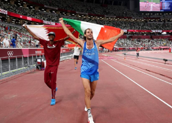 ¡Se van a michas! Atletas olímpicos comparten medalla de oro