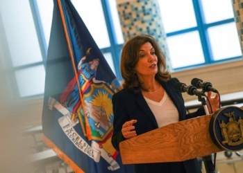 Kathy Hochul primera mujer gobernadora de Nueva York