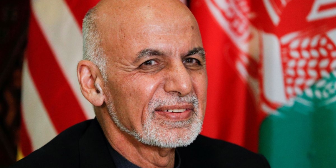 Embajada rusa en Kabul afirma que presidente afgano huyó con vehículos llenos de dinero