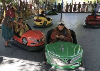 Se hace viral video de talibanes jugando con carritos chocones