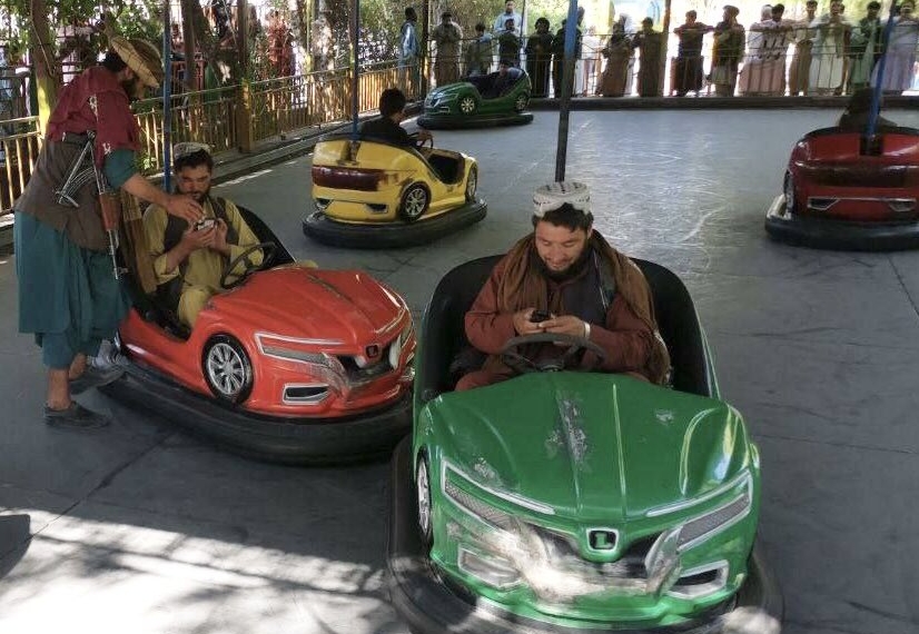 Se hace viral video de talibanes jugando con carritos chocones