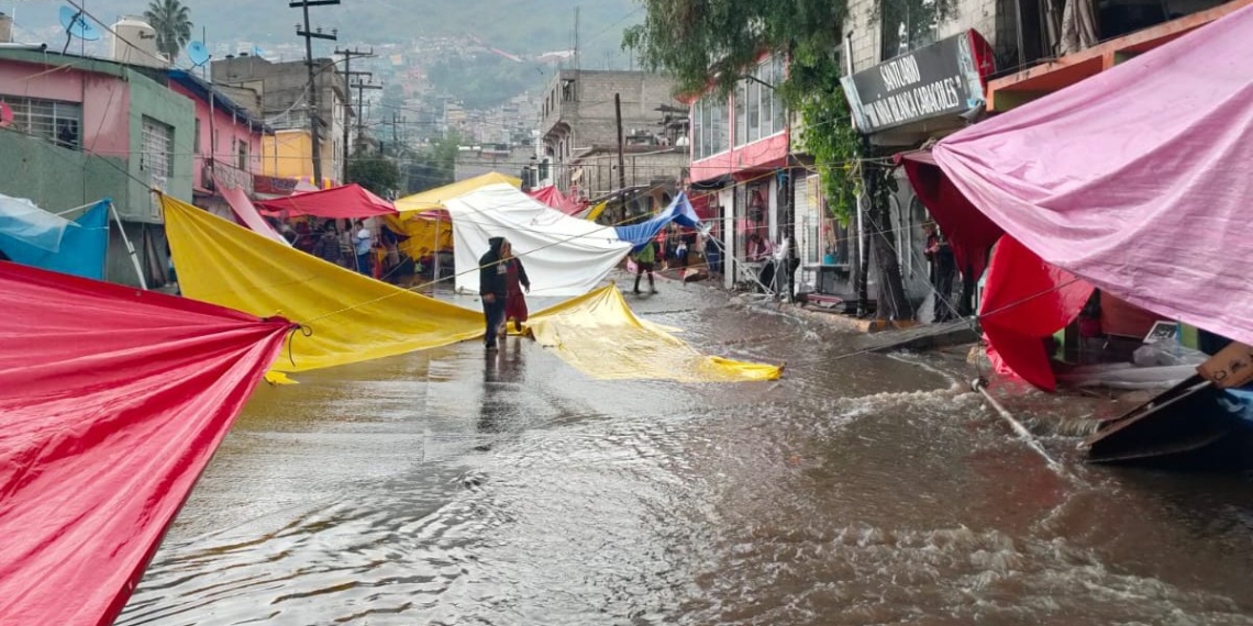 Seis personas fueron arrastradas por la corriente en Tlalnepantla