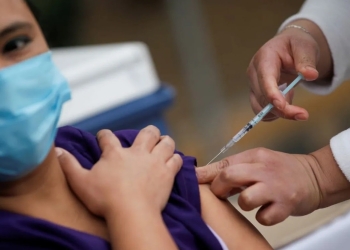 Jóvenes de 18 a 29 años esperan recibir segunda dosis de vacuna Anticovid19