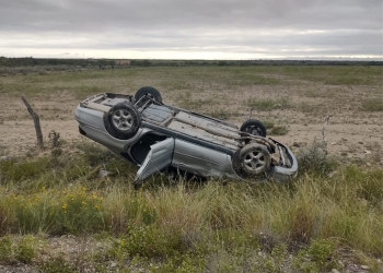 Vuelca vehículo y lo dejan abandonado