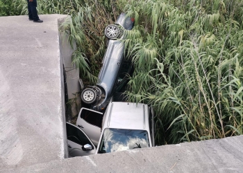 Le truena llanta a remolque y vehículos terminan al fondo del Río Escondido
