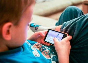 Excesivo uso de celulares en menores aumenta daños en la visión