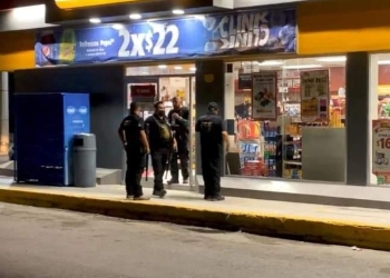 Le arrebata billetes a cajera del OXXO