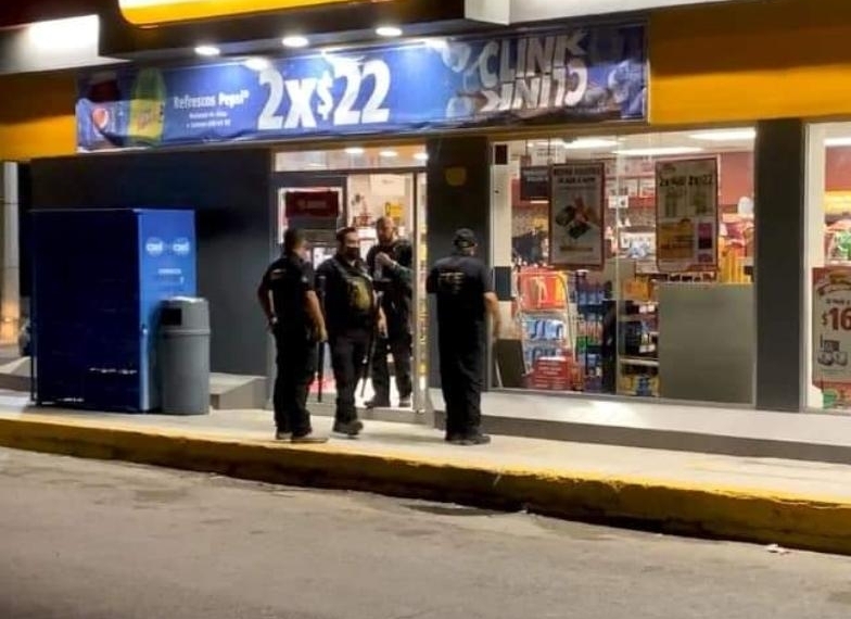 Le arrebata billetes a cajera del OXXO