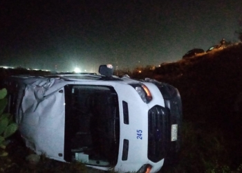 Muere al volcarse el auto