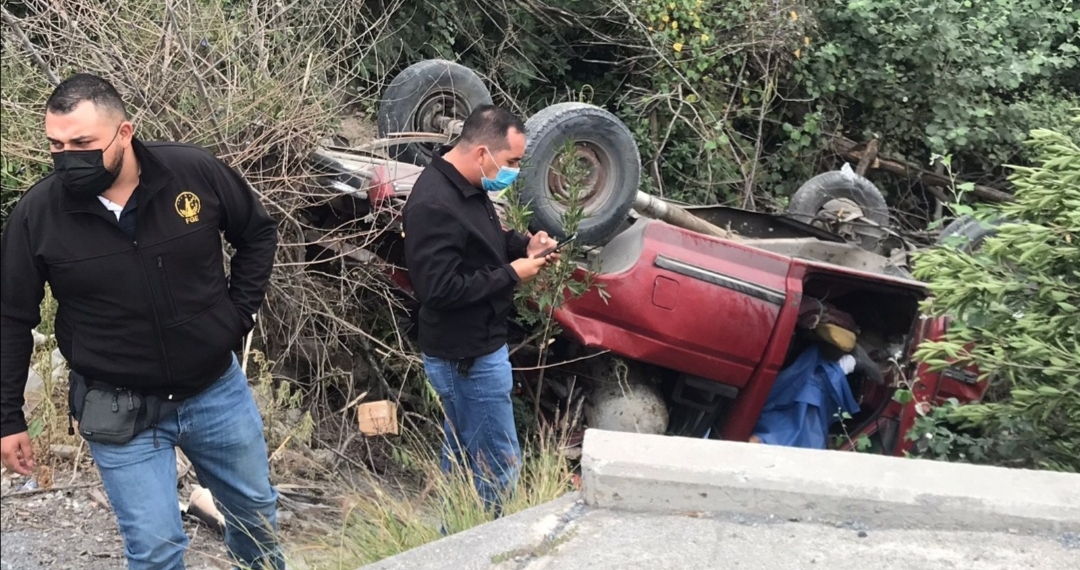 Muere hombre tras  chocar con un árbol