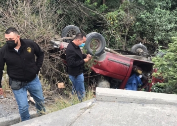Muere hombre tras  chocar con un árbol