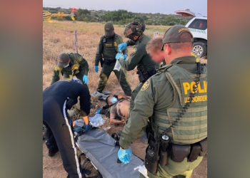 Trasladan a migrante en helicóptero por accidente