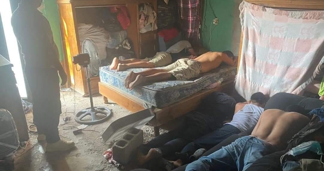 Detectan 22 migrantes en casa de seguridad; detienen a dos polleras