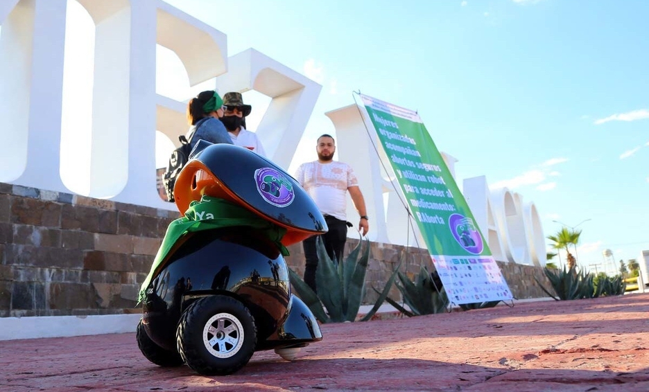 Presentan a ‘RAborta’, robot que da pastillas para abortar seguro