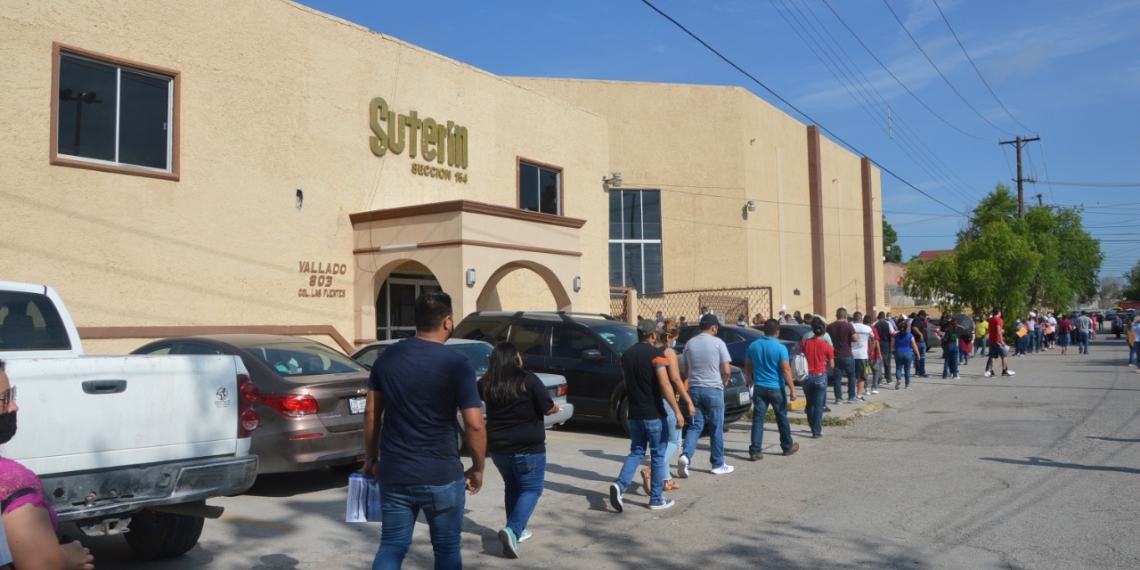 Saturan rezagados y arrepentidos módulos de vacunación antiCOVID