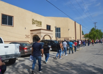Saturan rezagados y arrepentidos módulos de vacunación antiCOVID